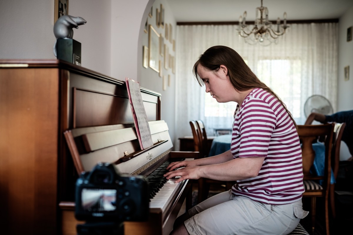 Carina Kühne am Klavier