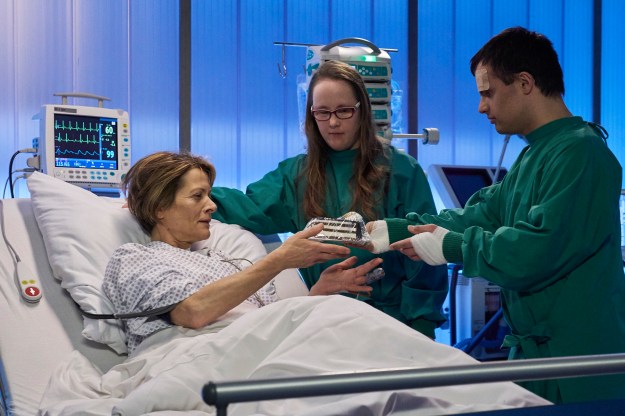 Manja Jokisch am Krankenbett der Mutter mit ihrem Freund SAXONIA MEDIA