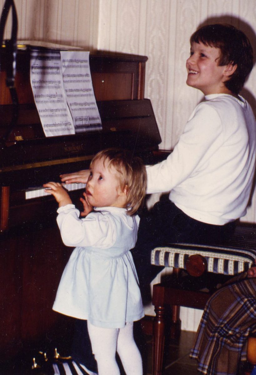 Carina Kühne als kleines Mädchen und Tobias Kühne am Klavier