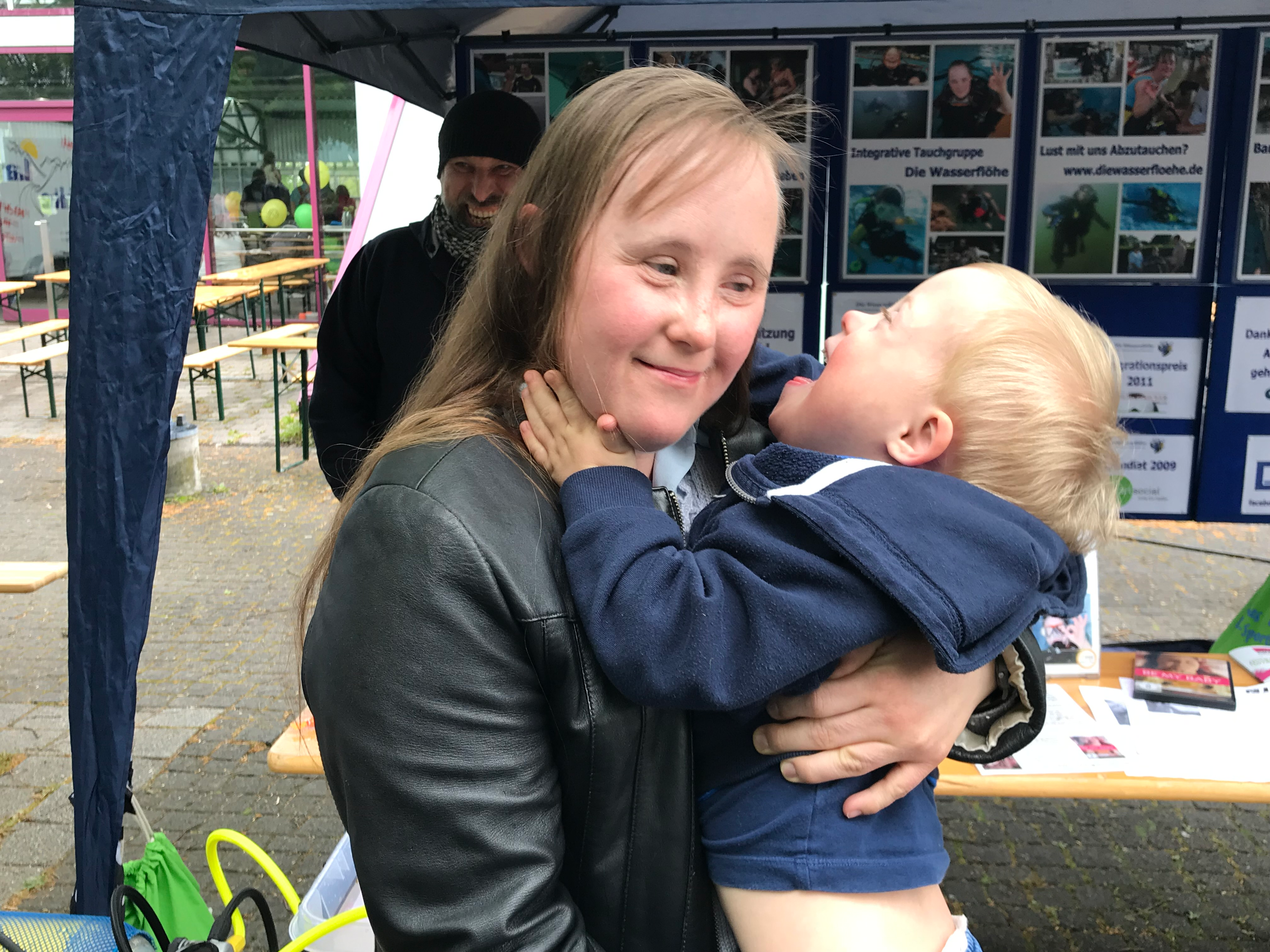 Carina mit einem Jungen mit Down-Syndrom